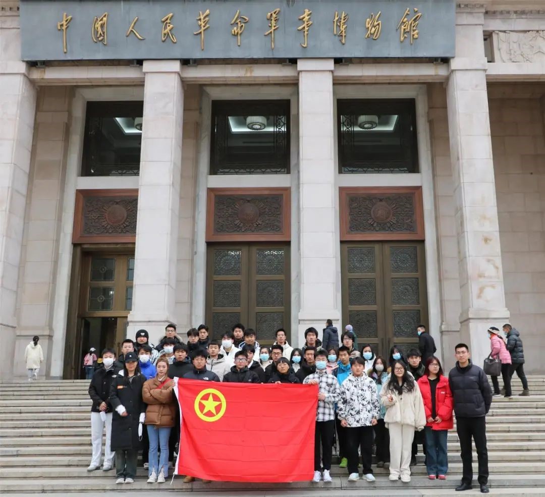 澳门24小时线路检测中心首页学子参观中国人民革命军事博物馆